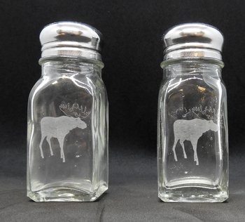 Peppar & Salt i glas med etsad Älg.