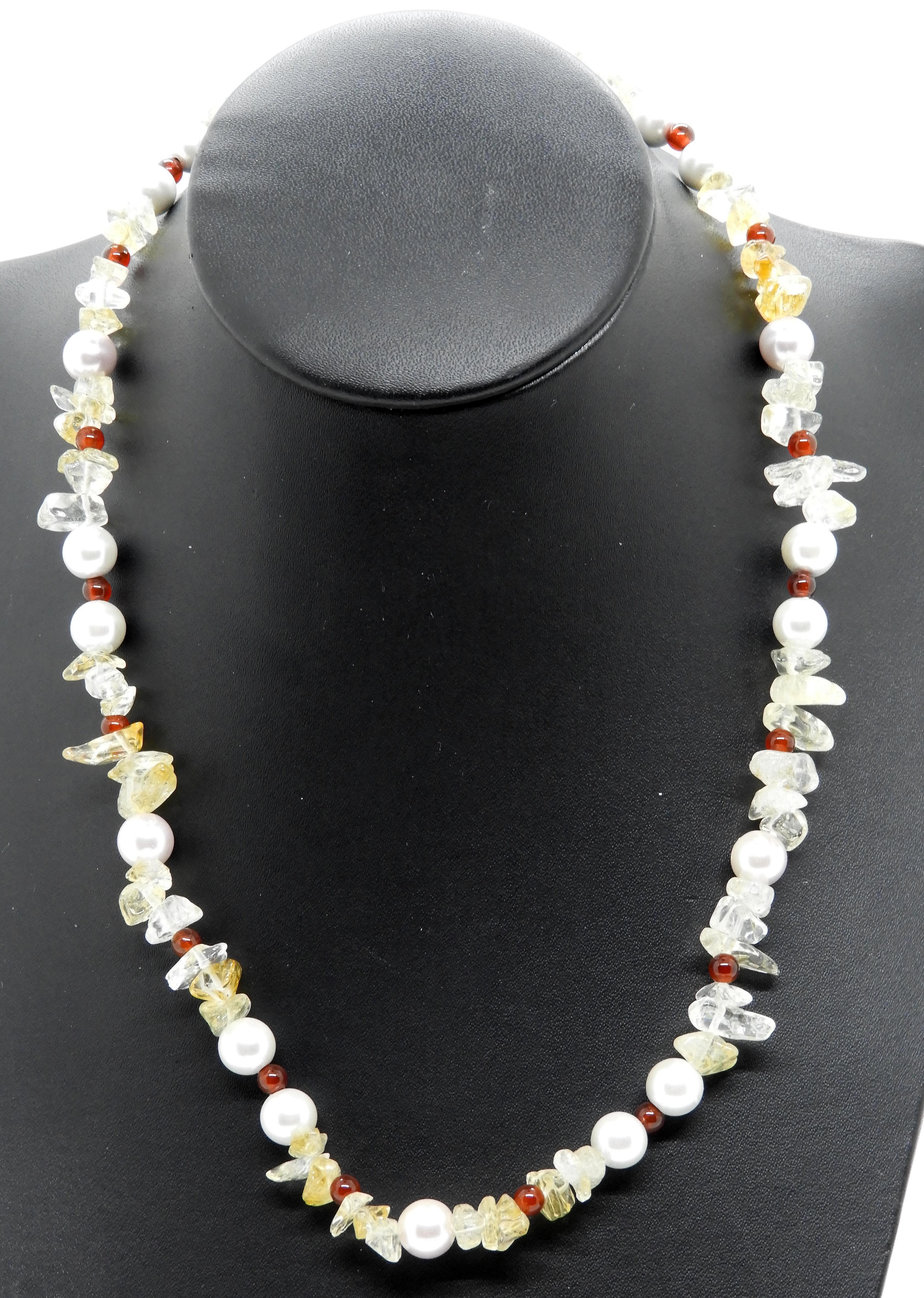Halsband med olika stenar