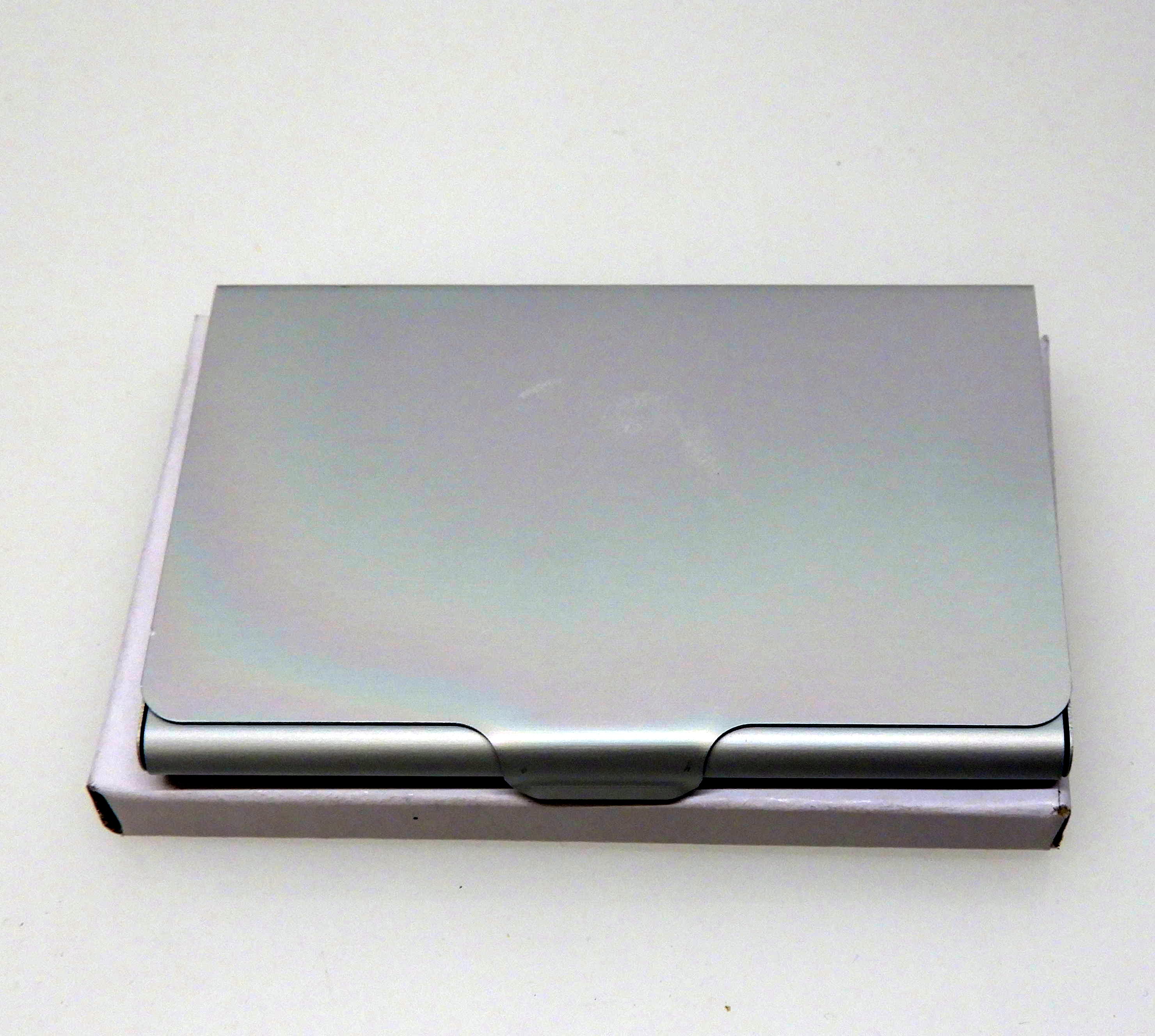 Visitkortsfodral i aluminium.