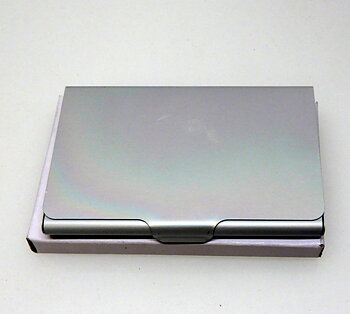 Visitkortsfodral i aluminium.