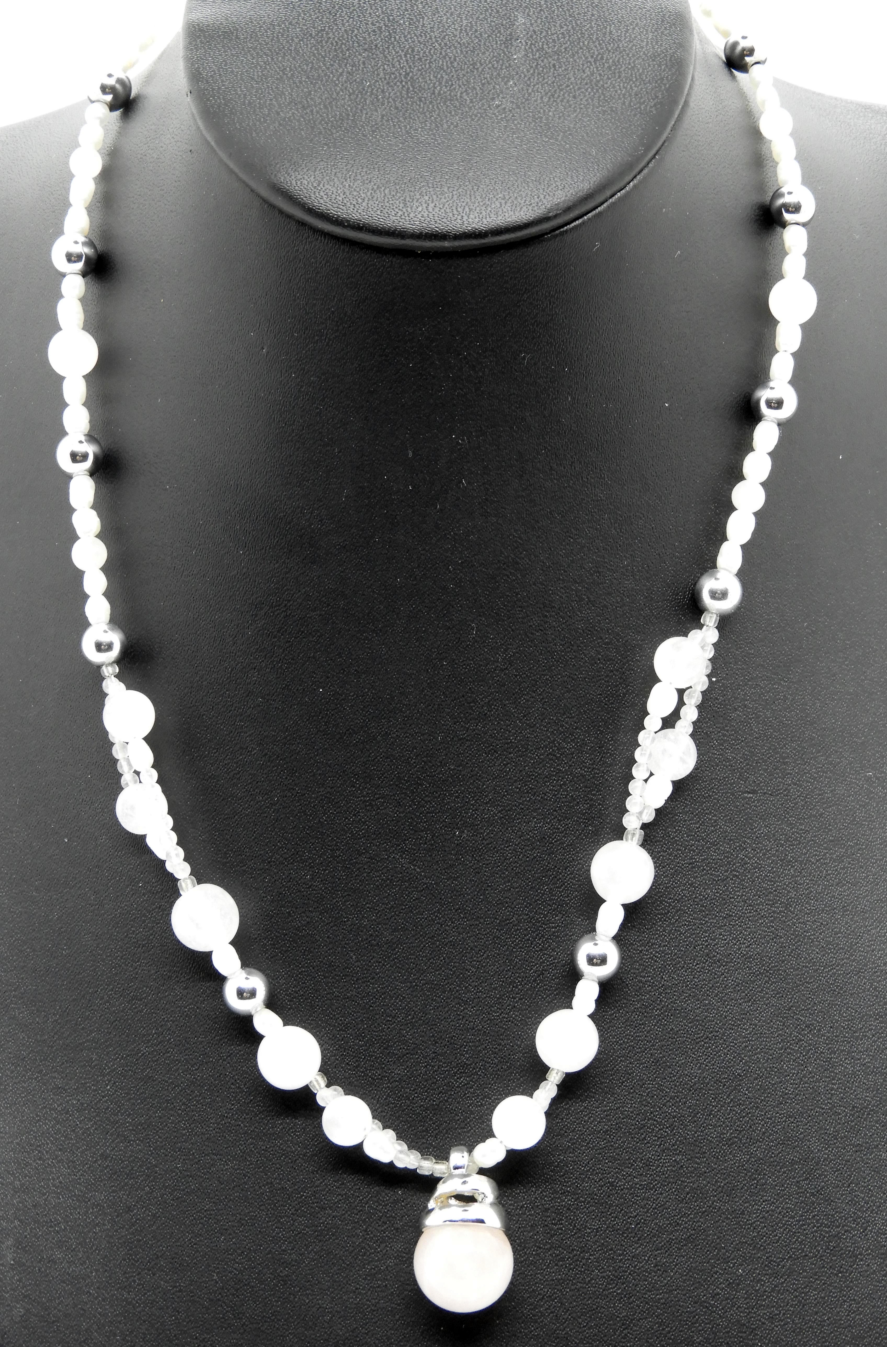 Halsband med olika stenar