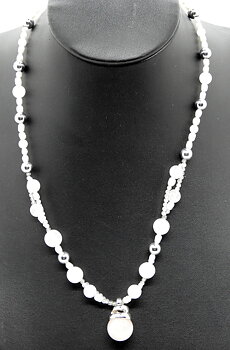 Halsband med olika stenar