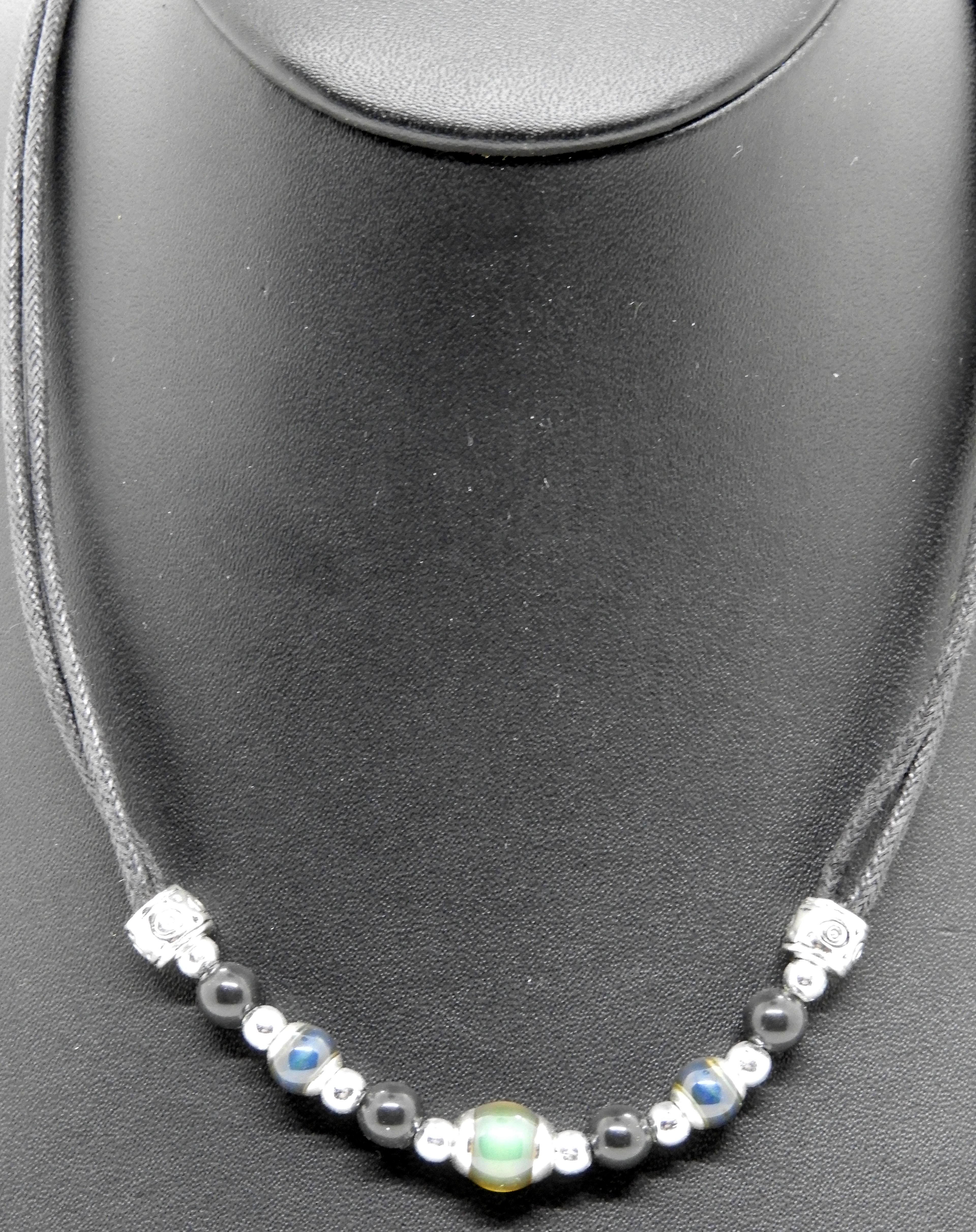 Halsband med olika stenar tyg band