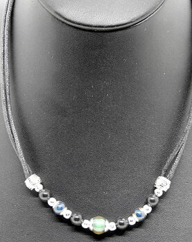 Halsband med olika stenar tyg band
