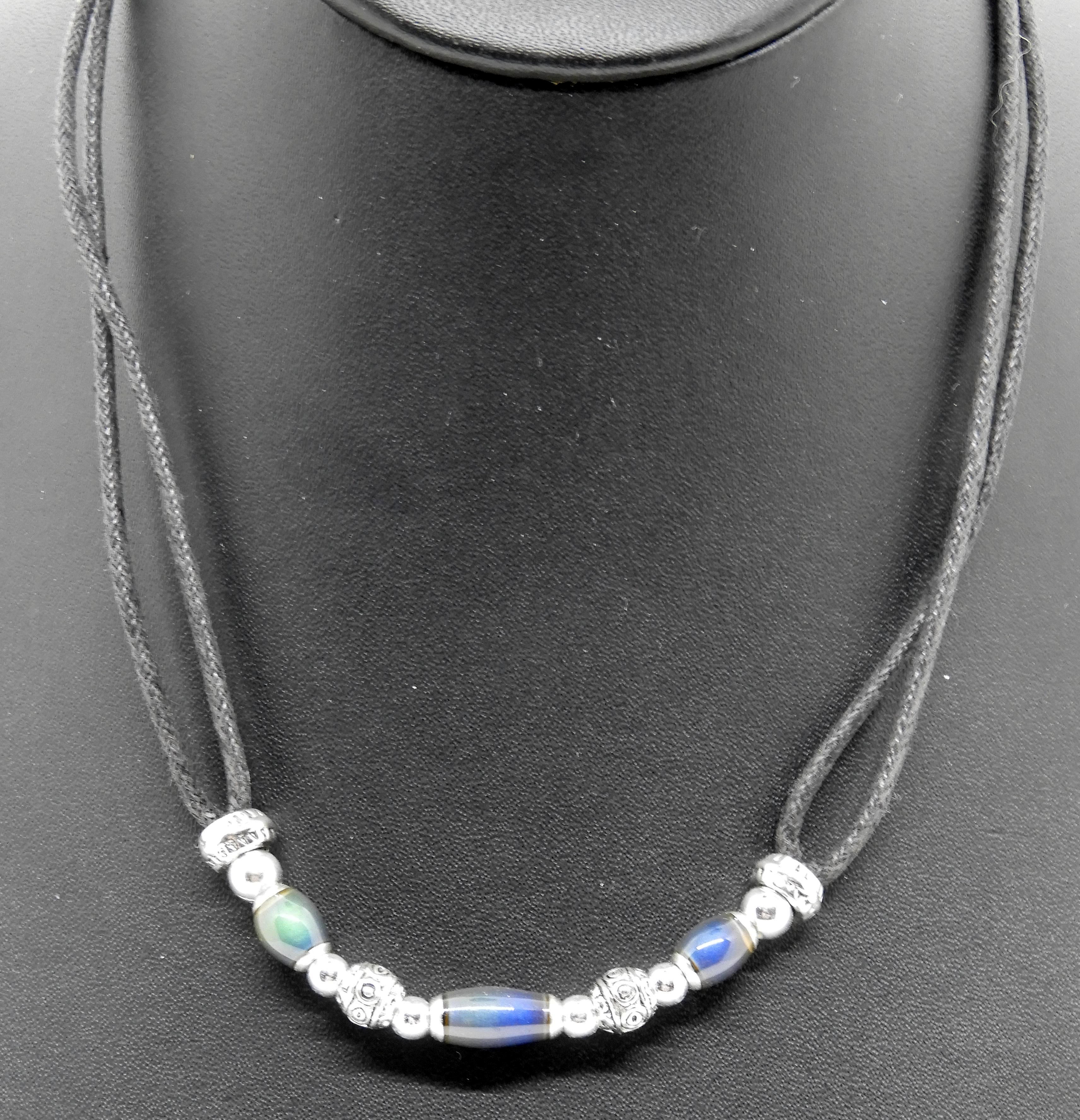 Halsband med olika stenar och tyg band