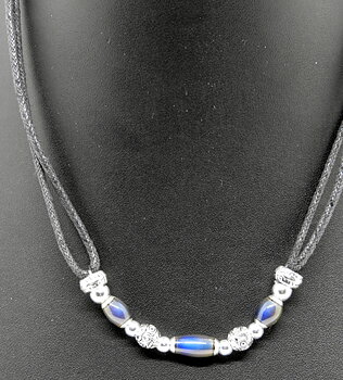 Halsband med olika stenar tyg band