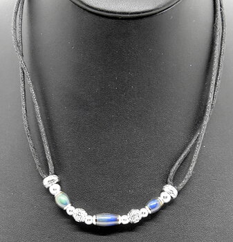 Halsband med olika stenar tyg band