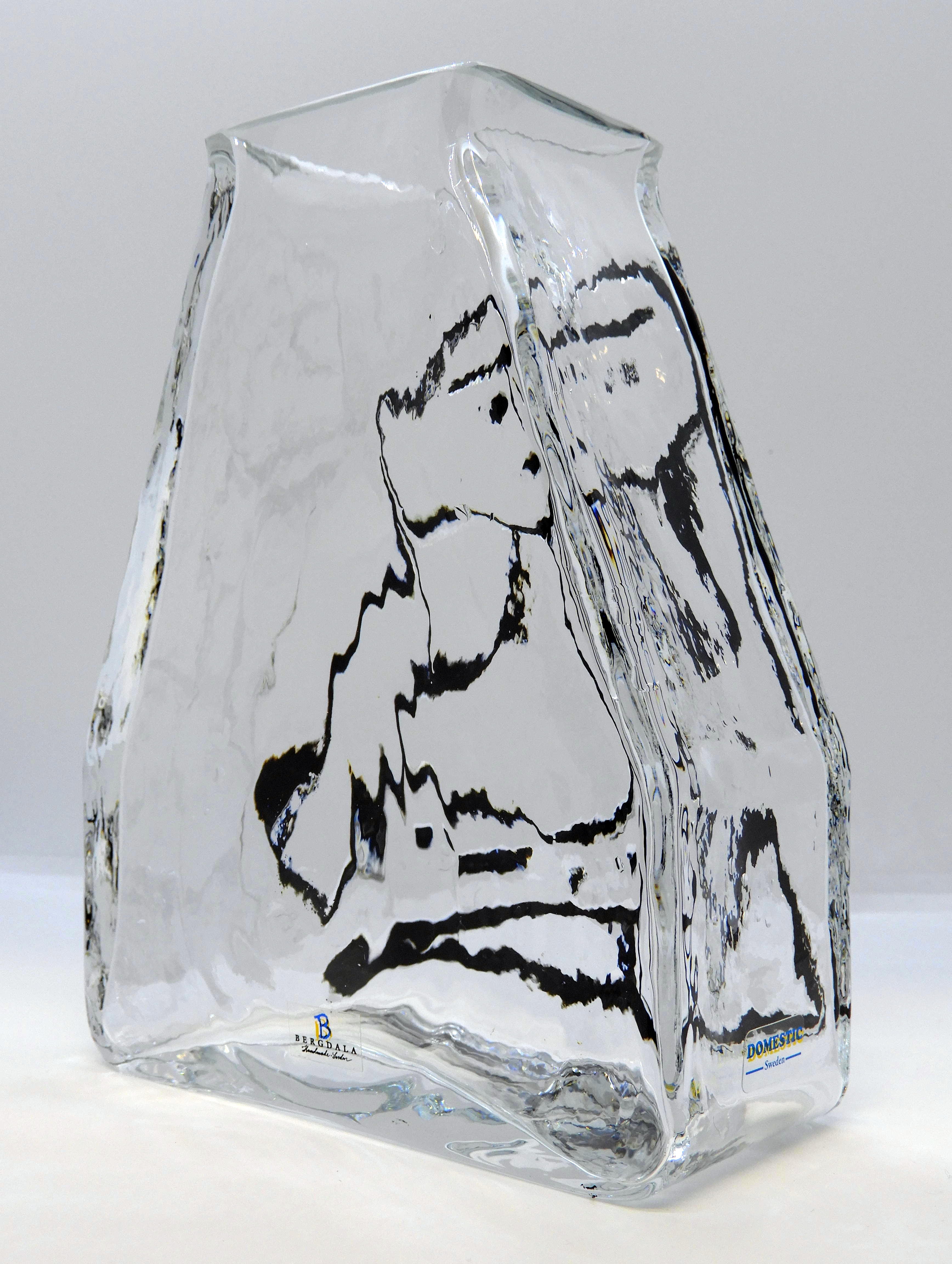 Glasvas av Wiktor Berndt, Flickan svart - 3