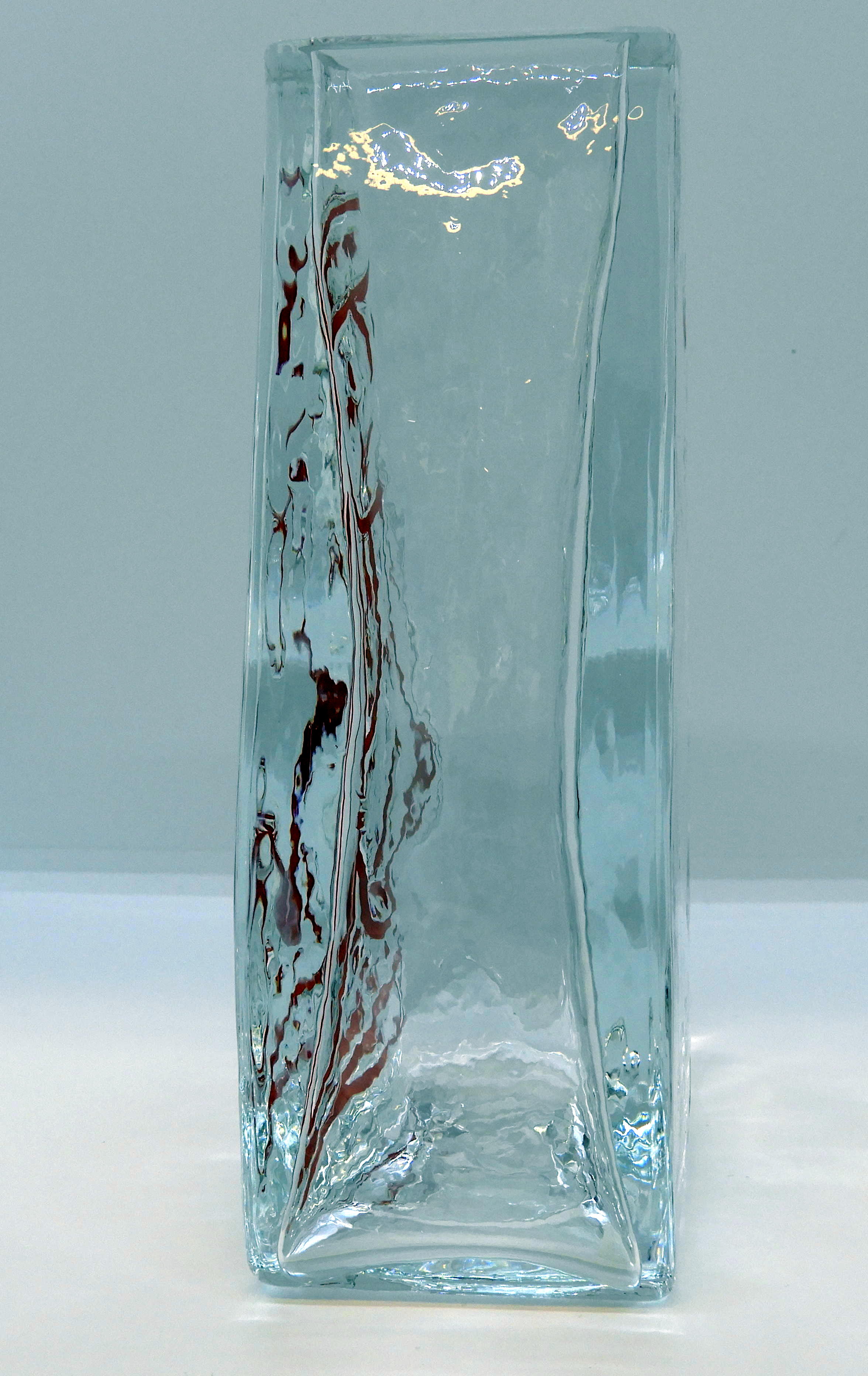 Glasvas av Wiktor Berndt, Flickan röd - 2