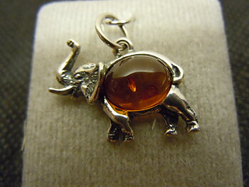 Bärnstenssmycke med elefant