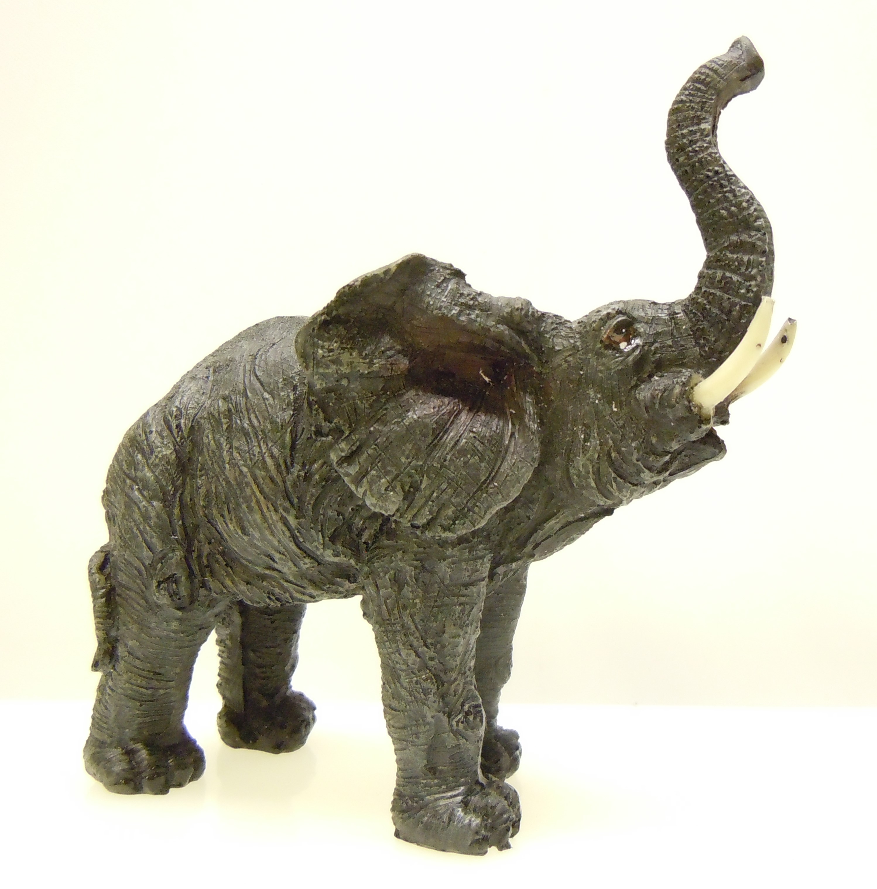 Elefant som lyfter snabeln
