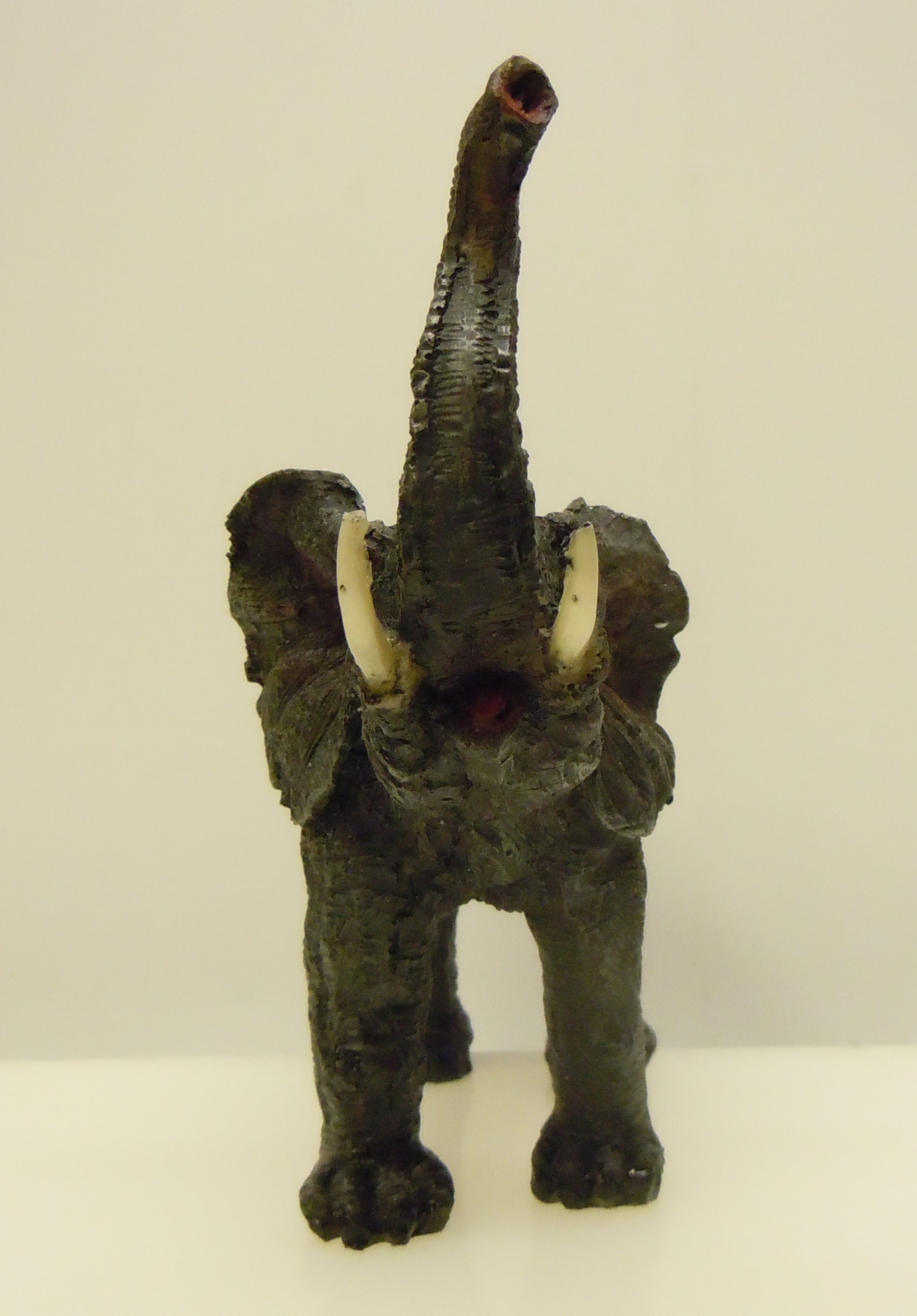 Elefant som lyfter snabeln - 2