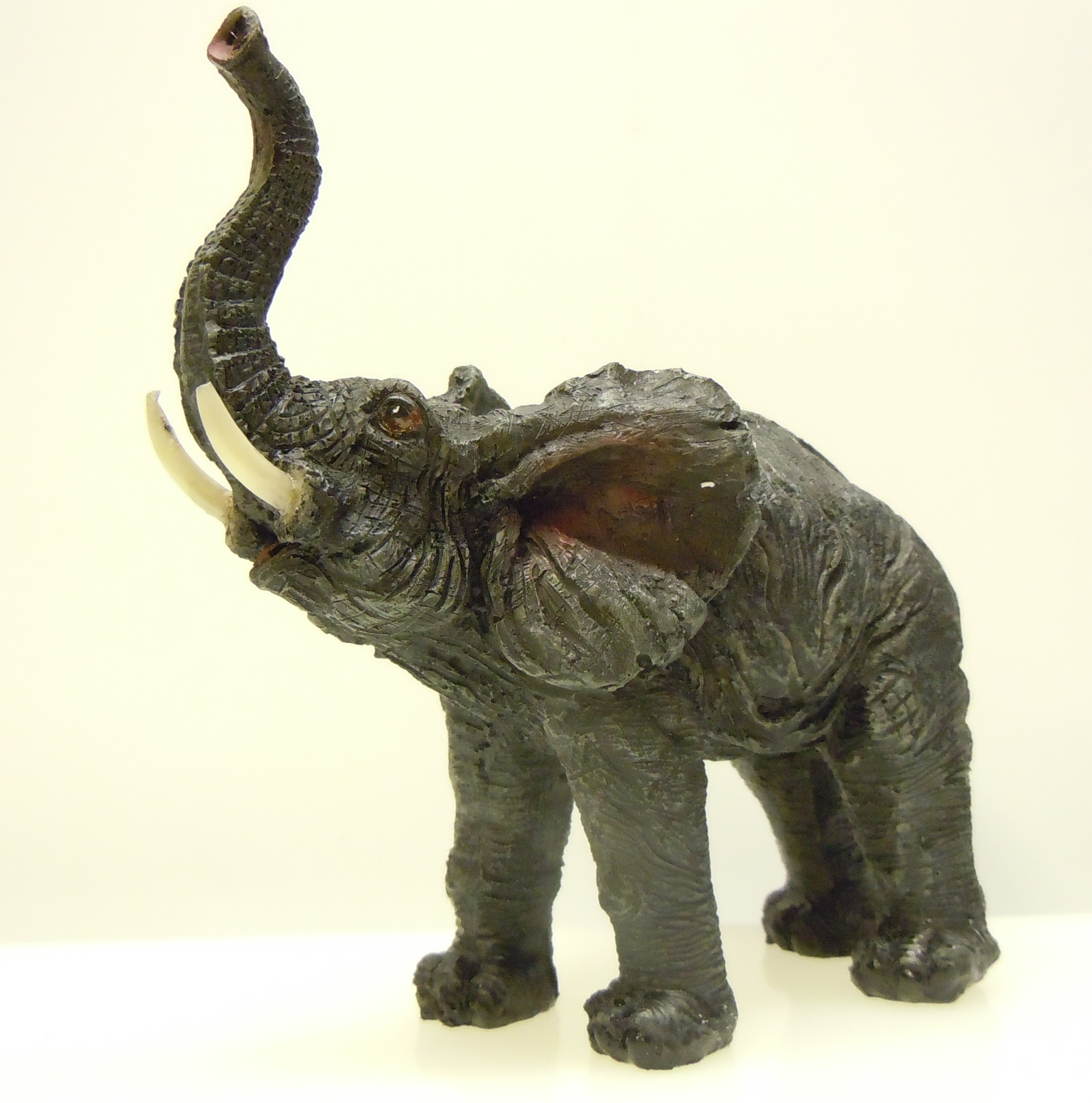 Elefant som lyfter snabeln - 3