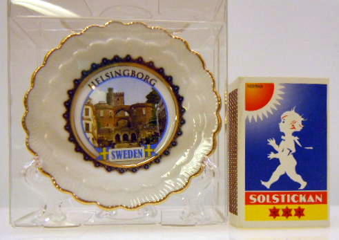 Helsingborg Tallrik i porslin med ställ