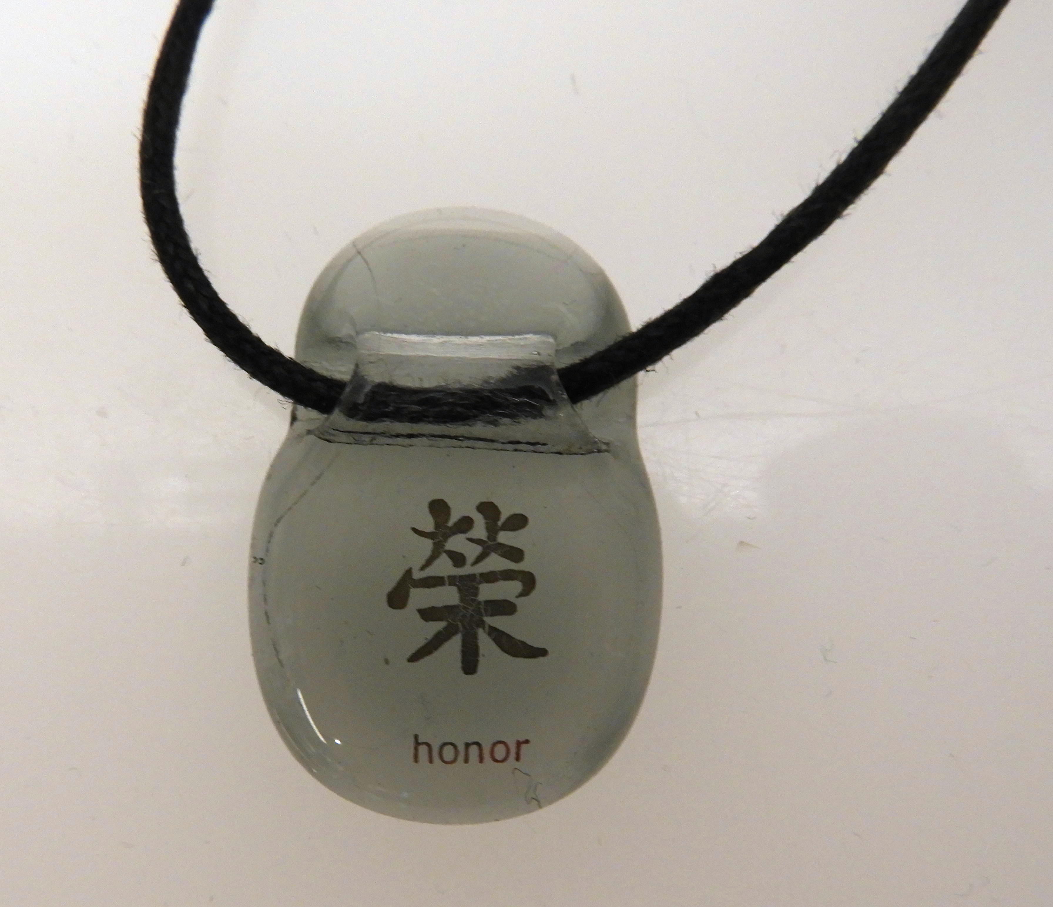 Halssmycke glasfusing kina tecken honor