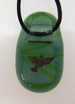 Halssmycke glasfusing Grön med guld duva