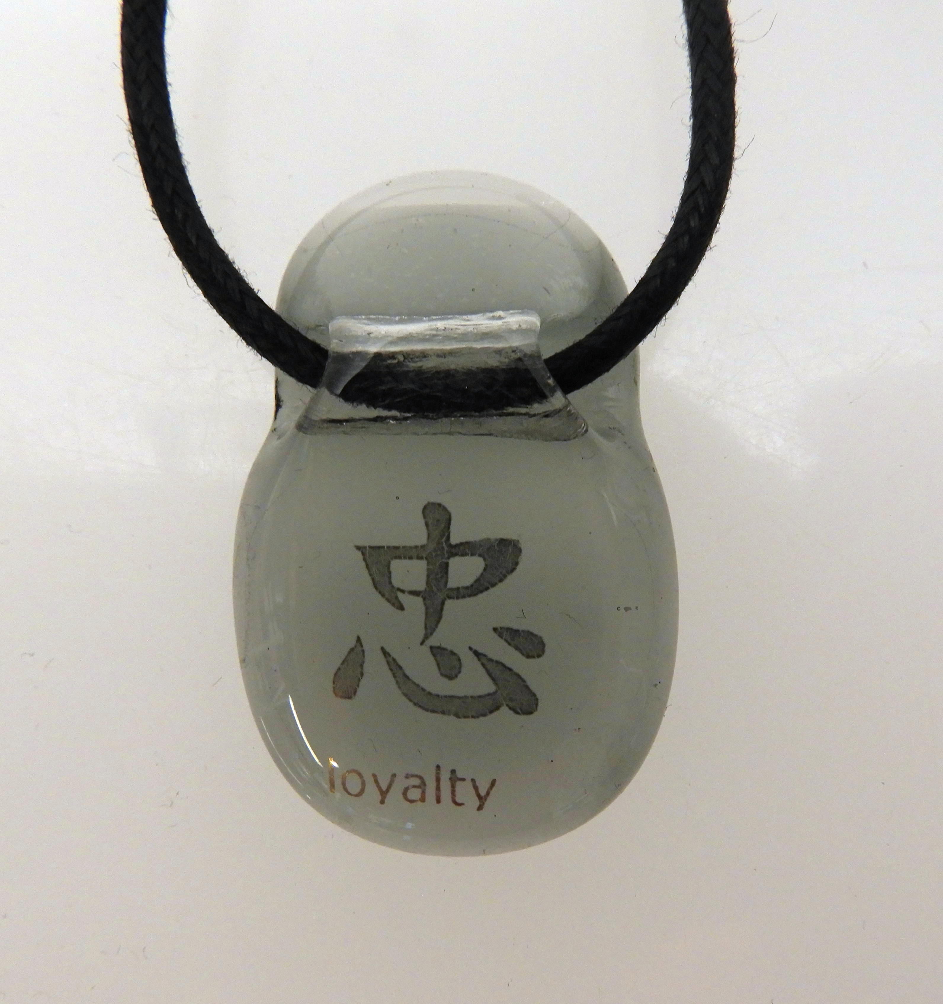 Halssmycke glasfusing kina tecken loyalty