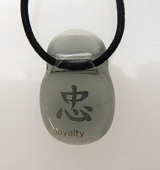 Halssmycke glasfusing kina tecken loyalty