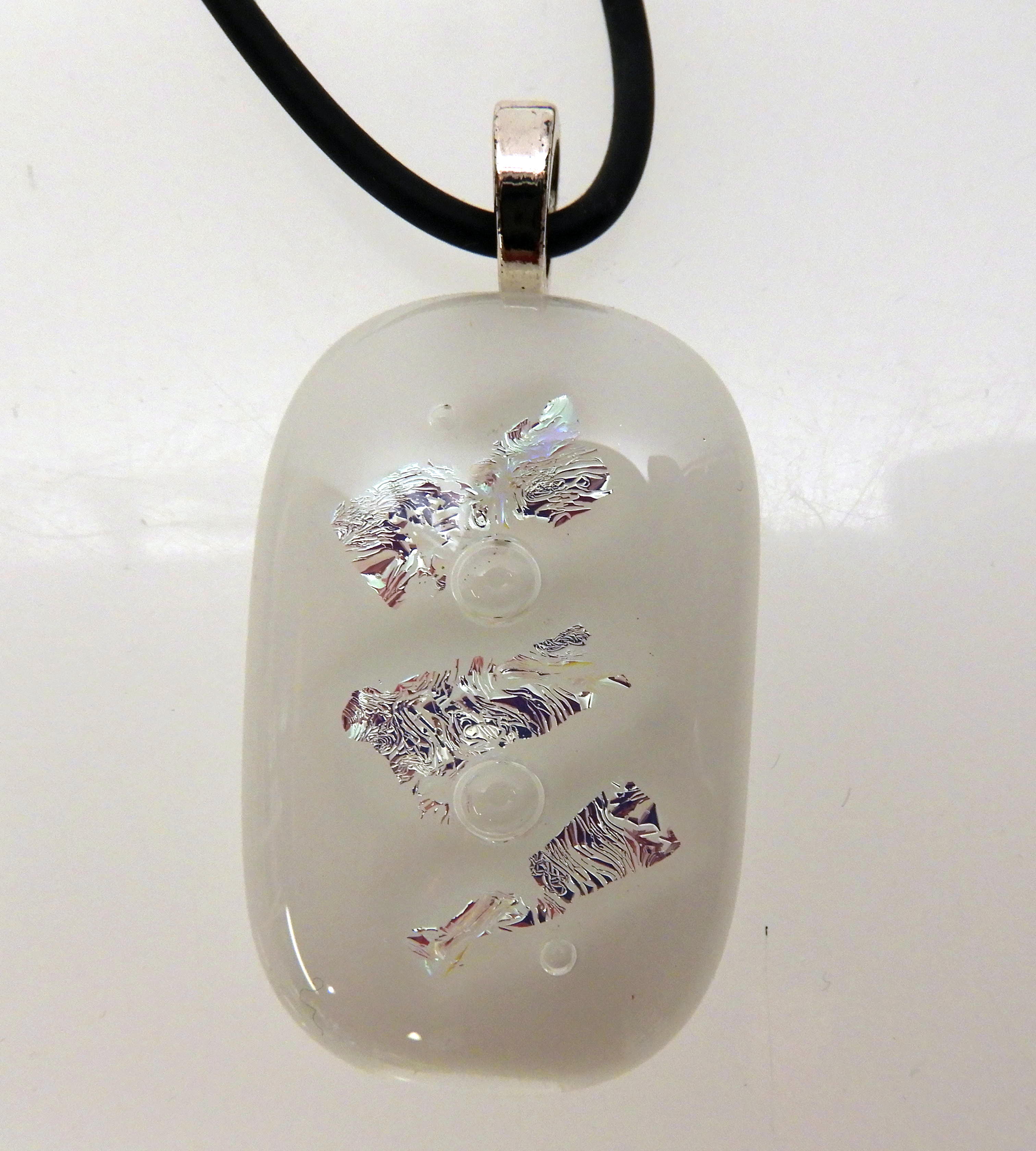 Halssmycke glasfusing klart glas vit med silver