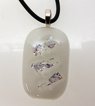 Halssmycke glasfusing klart glas vit med silver