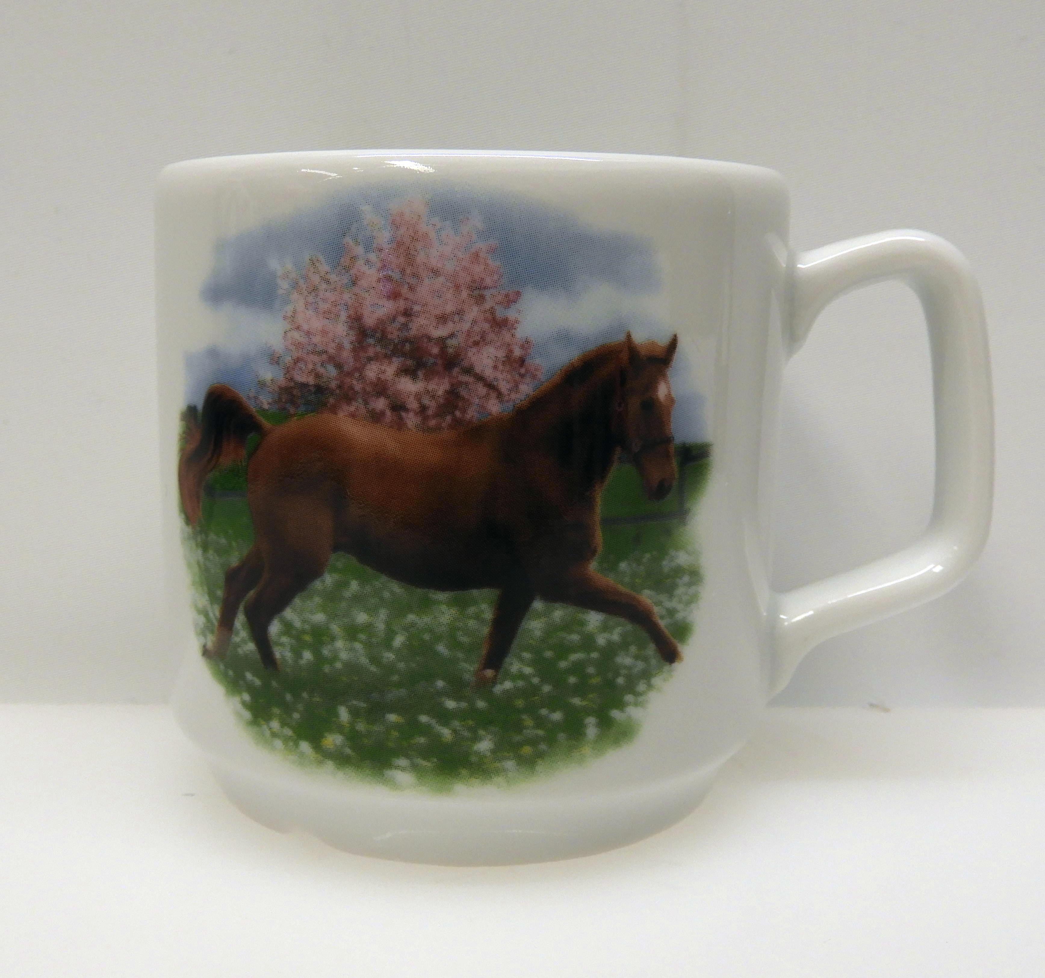 Kaffe, te mugg Häst på äng