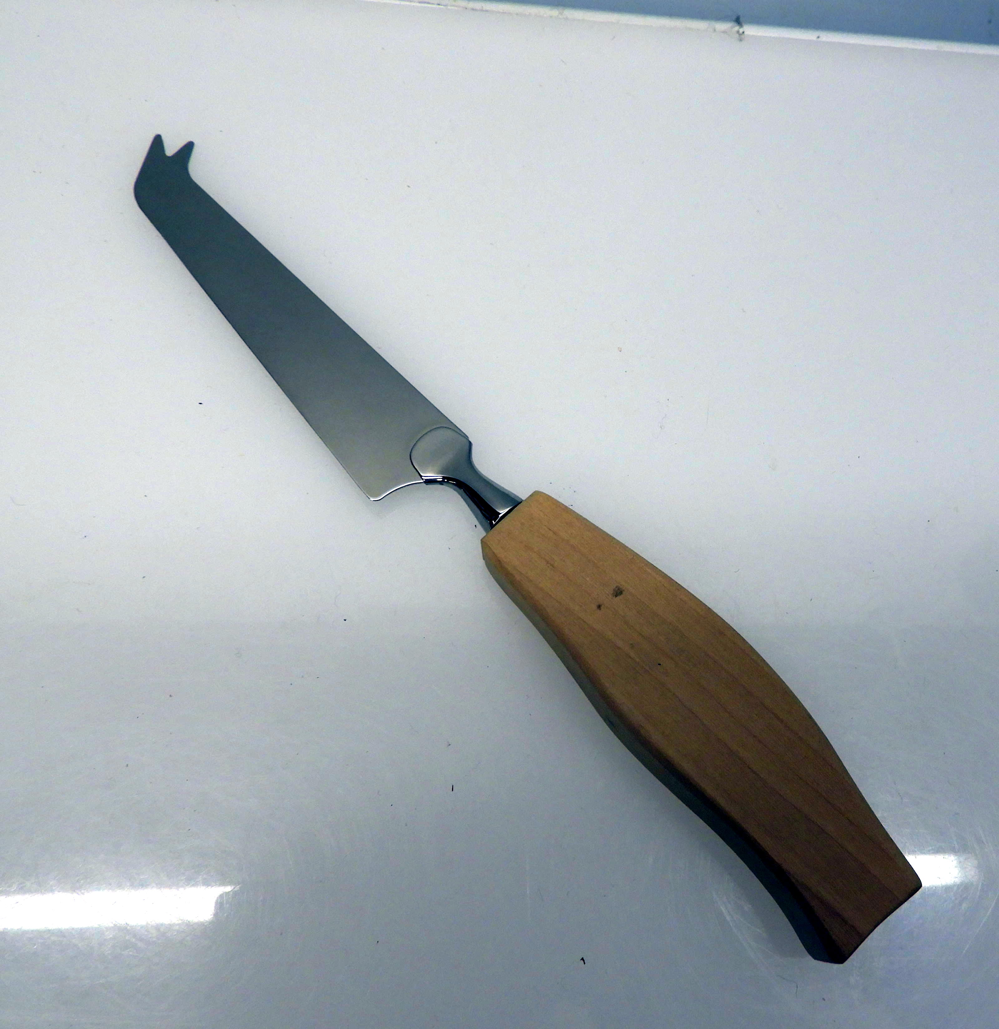 Ostkniv med björk skaft