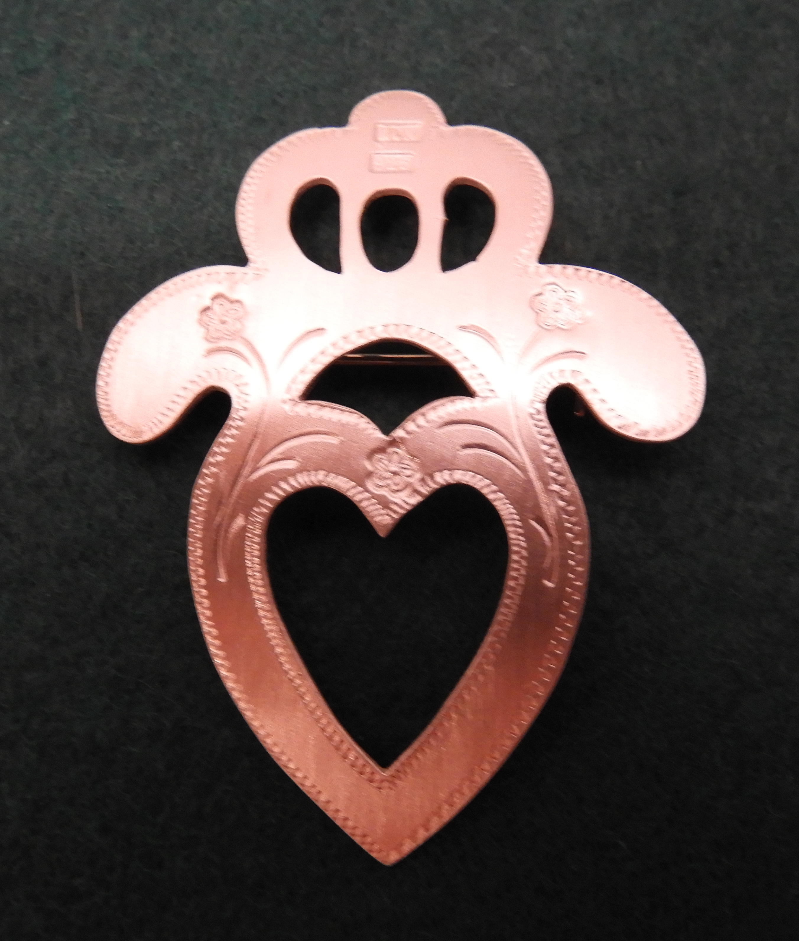 Brosch i Silver " Sverigedräkten"