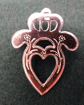 Brosch i Silver " Sverigedräkten"