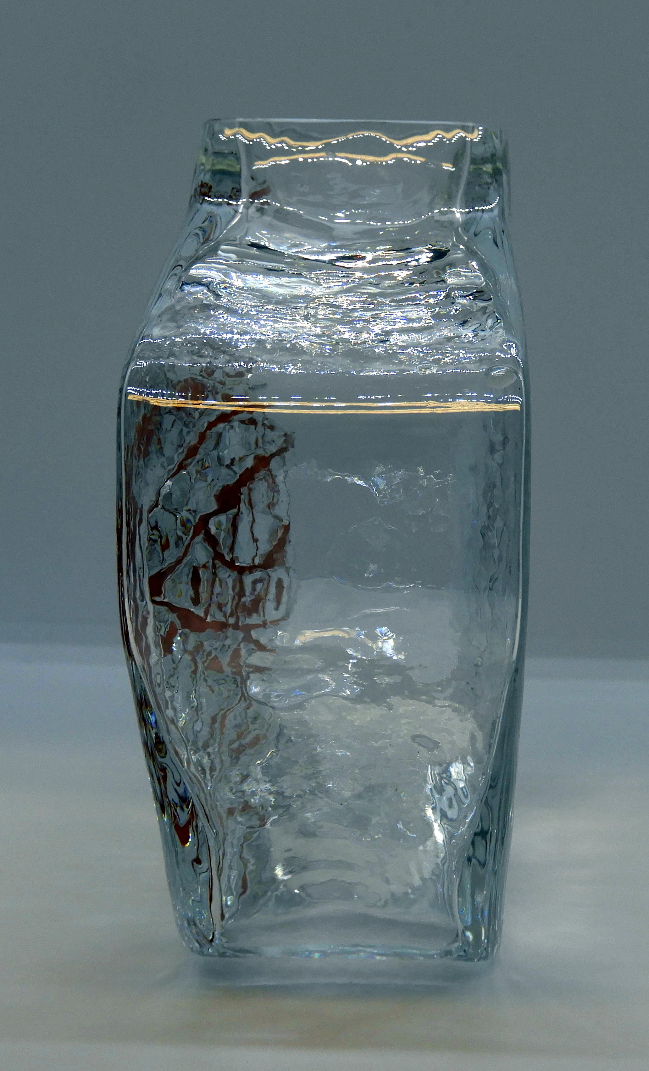 Glasvas av Wiktor Berndt, Tjur brun - 2