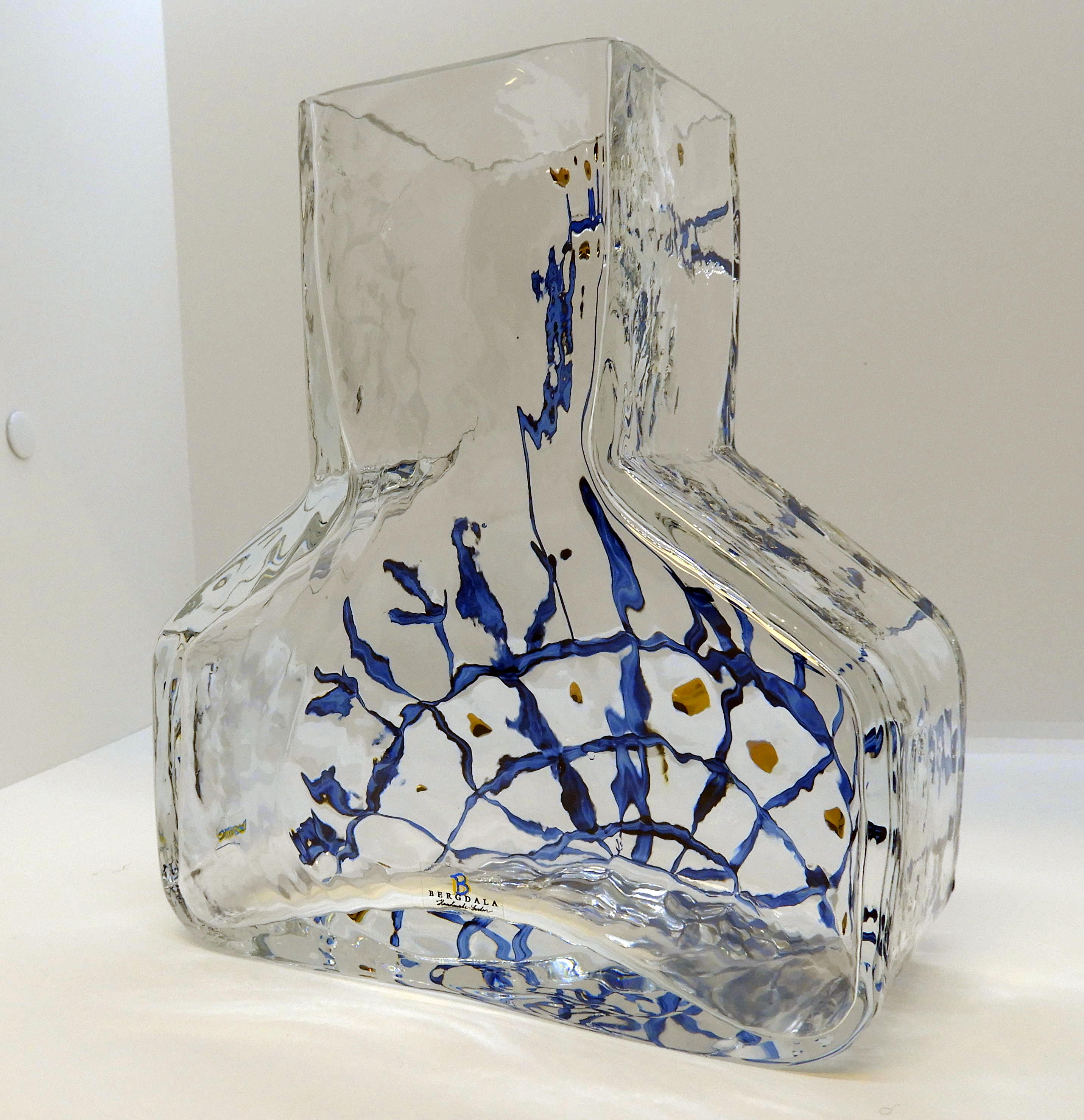 Glasvas av Wiktor Berndt, Påfågel, marin/gold - 3