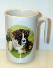 Nova mugg med valp av boxer