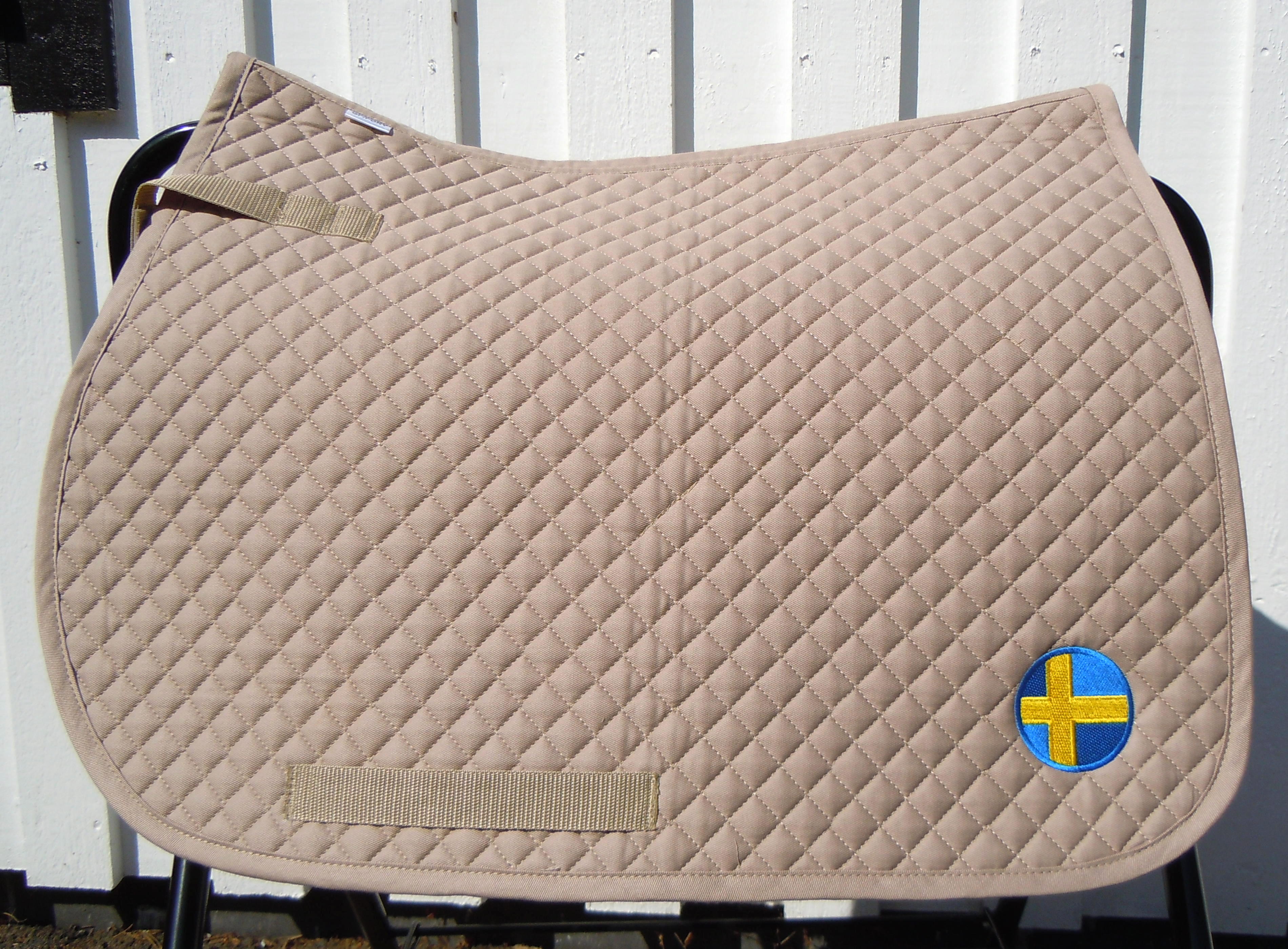 Schabrak med broderad Sverige flagga