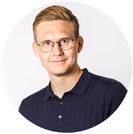 Bilden visar Jens Halvarsson, CEO på Textalk Group, som står och ler i en mörkblå tröja.