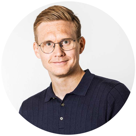 Bilden visar Jens Halvarsson, CEO på Textalk Group, som står och ler i en mörkblå tröja.