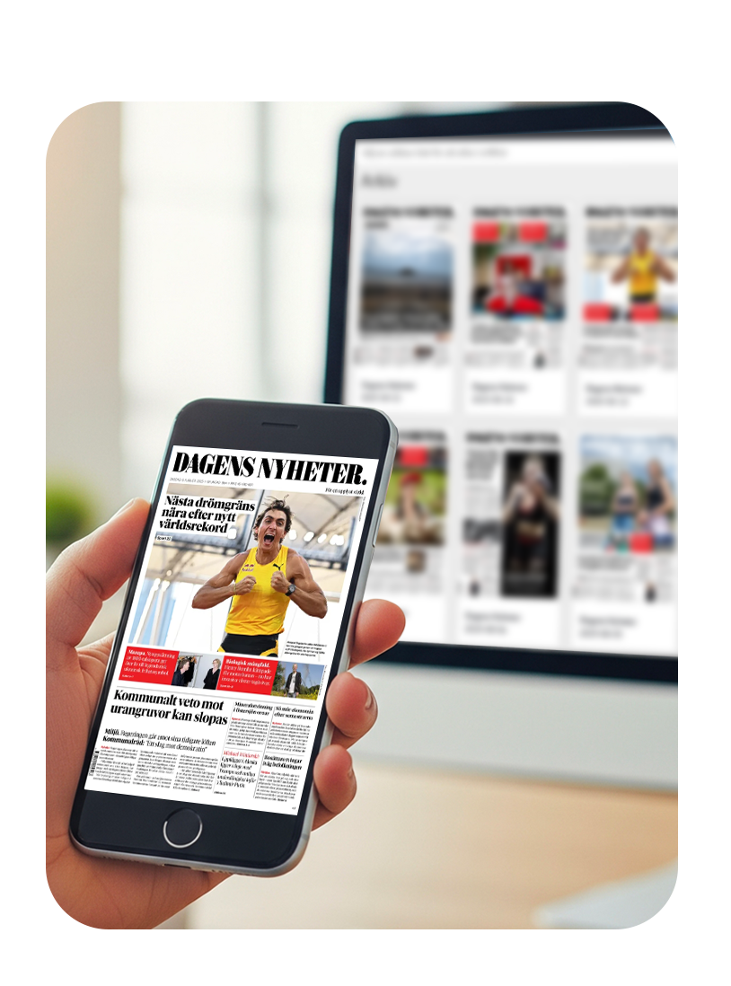En hand håller en smartphone som visar Dagens Nyheter i Prenlys e-tidningsapp. I bakgrunden syns en datorskärm med fler digitala publikationer.
