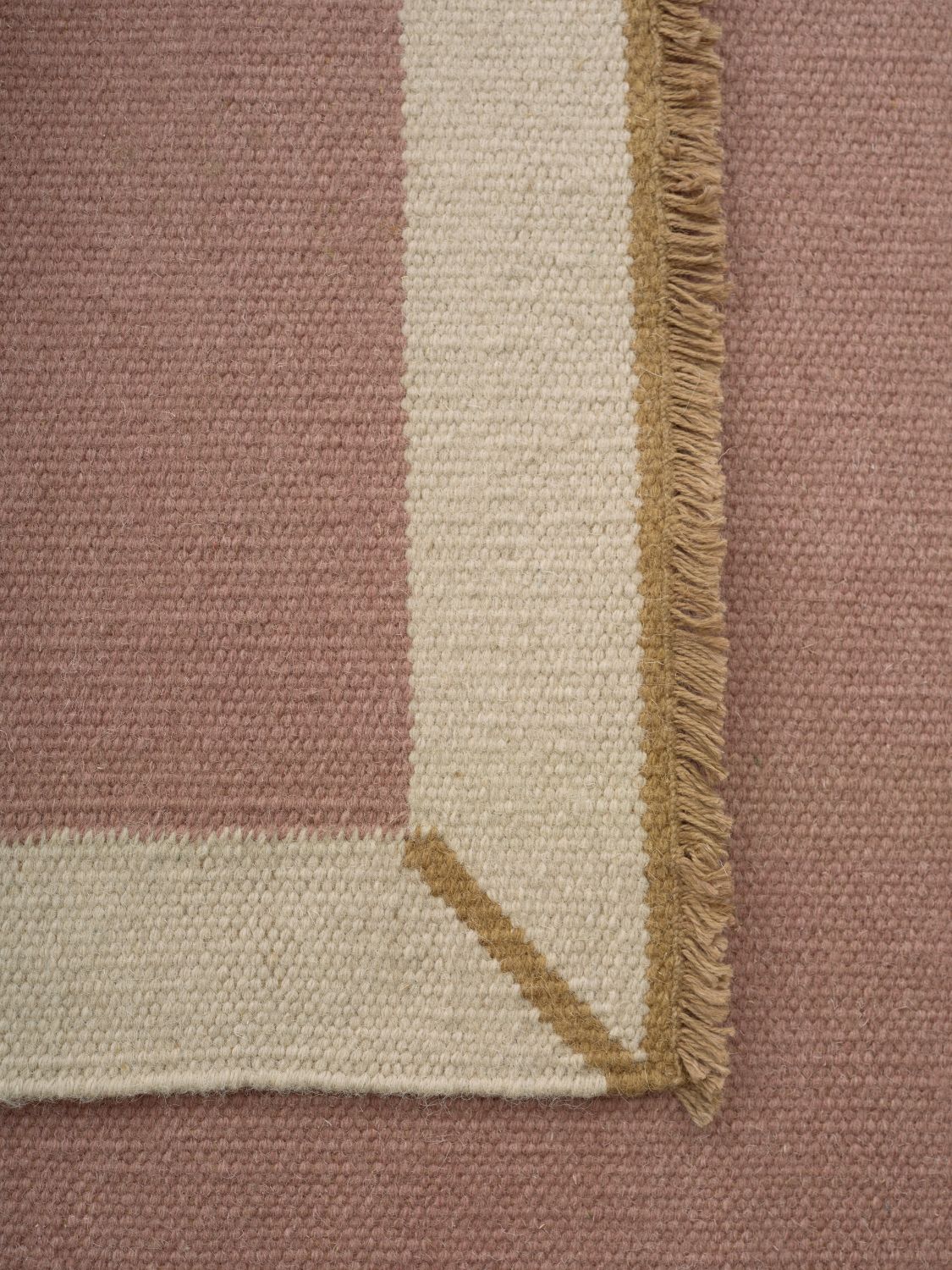 Detalj bild av Lume Frame Vintage Rose gula fransar, vita bård och rosa bottenfärg. 