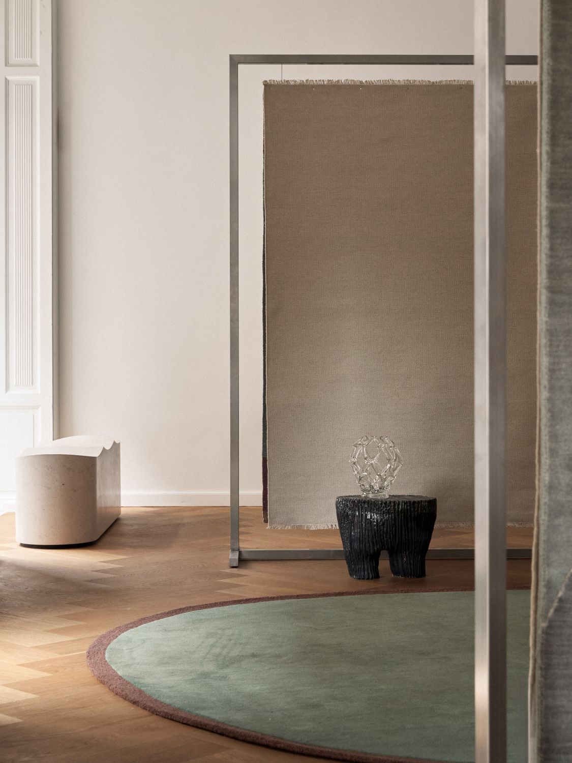 Päronformade mattan Eluna Virel Emerald-Green från Linie Design på golvet i ett konstgalleri