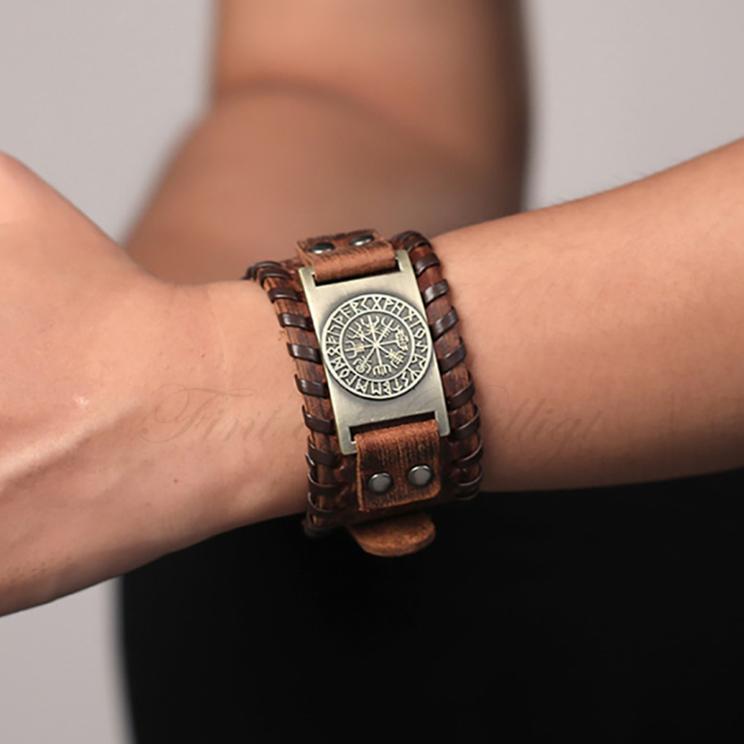 Vegvisir kompass armband med personlig gravyr här på armen på en manlig modell