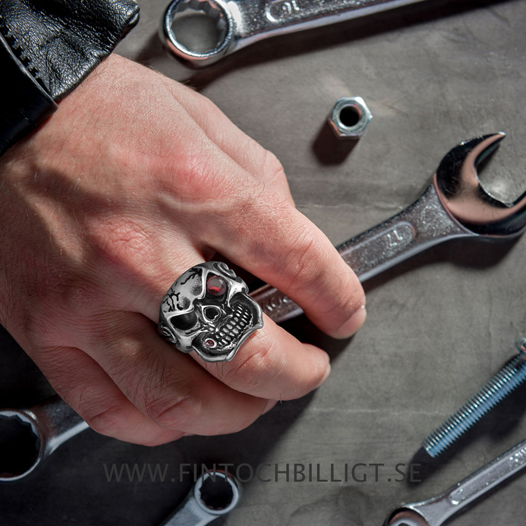 Smoking Red Eye Skull - Dödskallering med  Röda Swarovski Elements Stenar i Cigarr och Öga 316L Rostfritt Stål Ring - 5