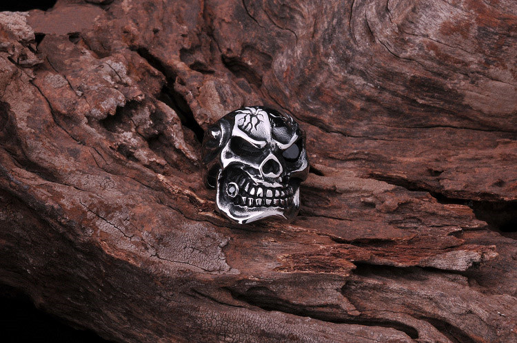 Smoking Red Eye Skull - Dödskallering med  Röda Swarovski Elements Stenar i Cigarr och Öga 316L Rostfritt Stål Ring - 3