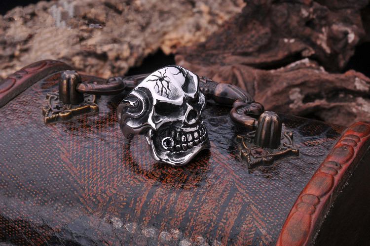 Smoking Red Eye Skull - Dödskallering med  Röda Swarovski Elements Stenar i Cigarr och Öga 316L Rostfritt Stål Ring - 4