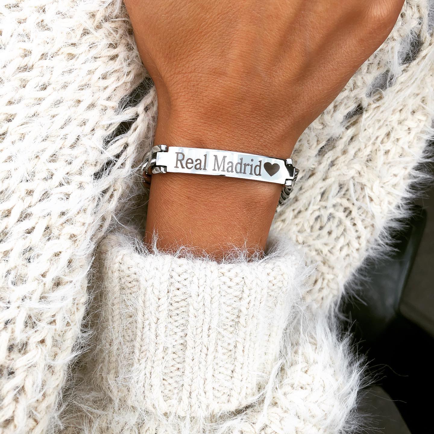 Upptäck trendiga armband i olika material och stilar för att komplettera din smyckessamling