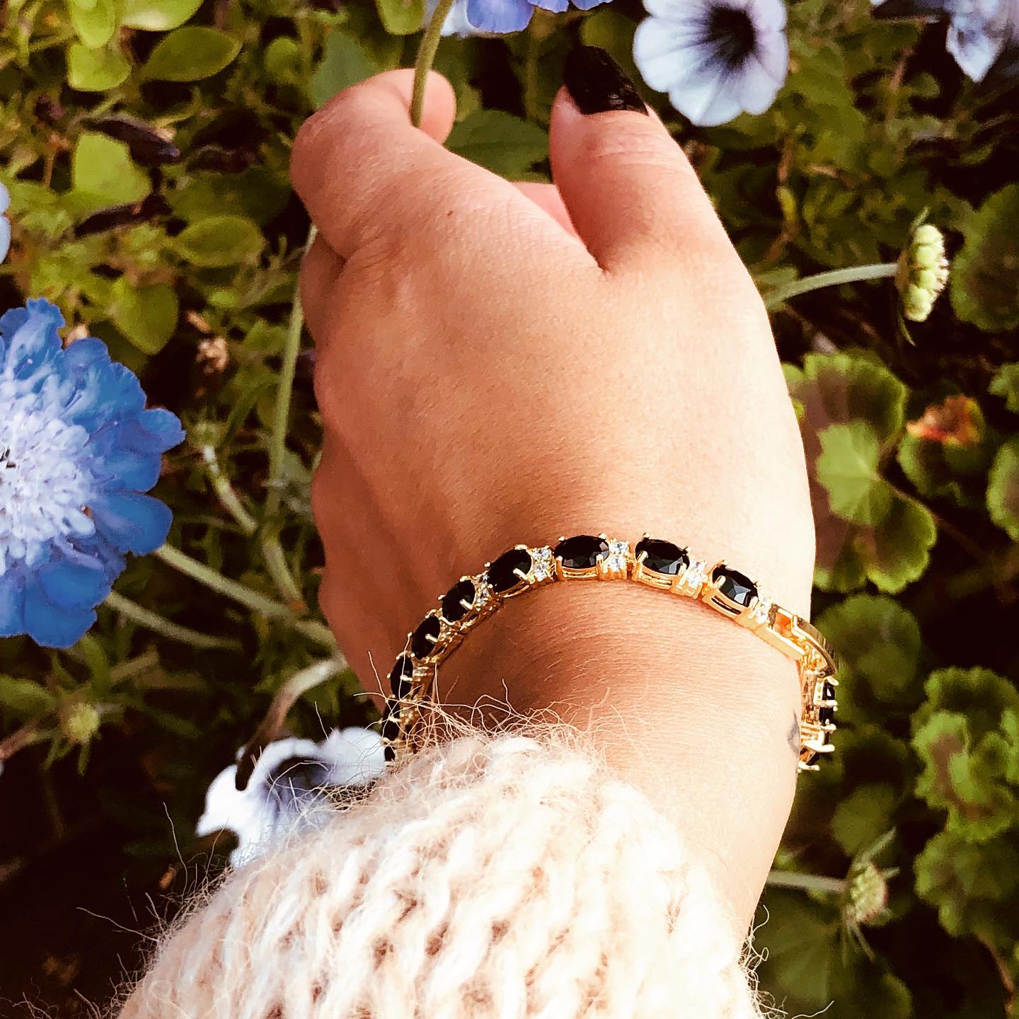 Stilrena armband i guld och silver för dam och herr – hitta ditt nya favoritsmycke här