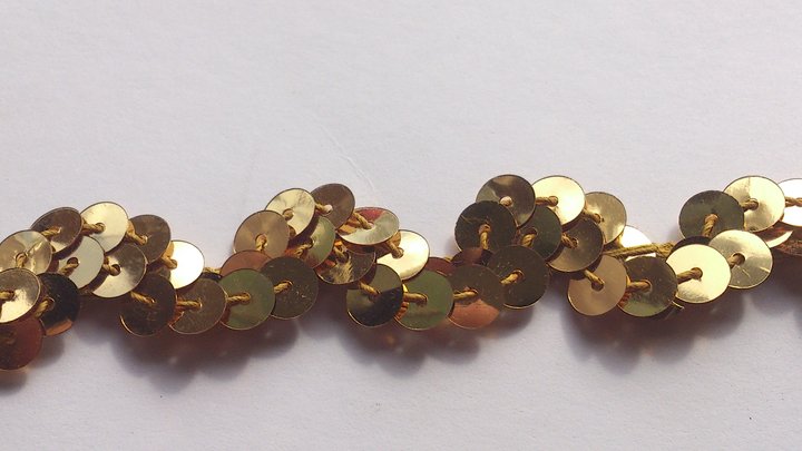 Guldfärgat paljettband 20 mm