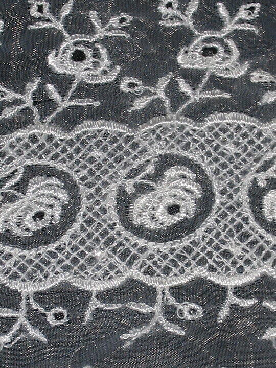 Vit organza och broderispets 240 mm