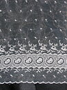 Vit organza och broderispets 240 mm
