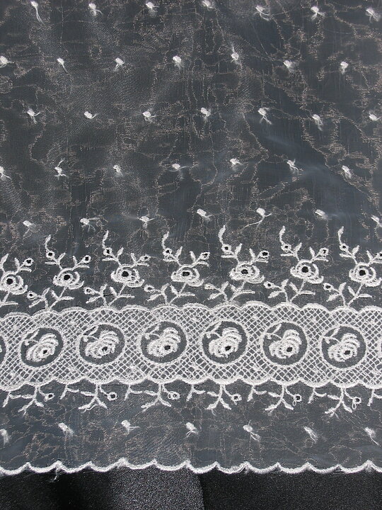Vit organza och broderispets 240 mm