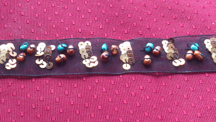 Svart band med paljetter 25 mm