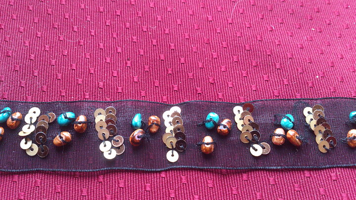 Svart band med paljetter 25 mm