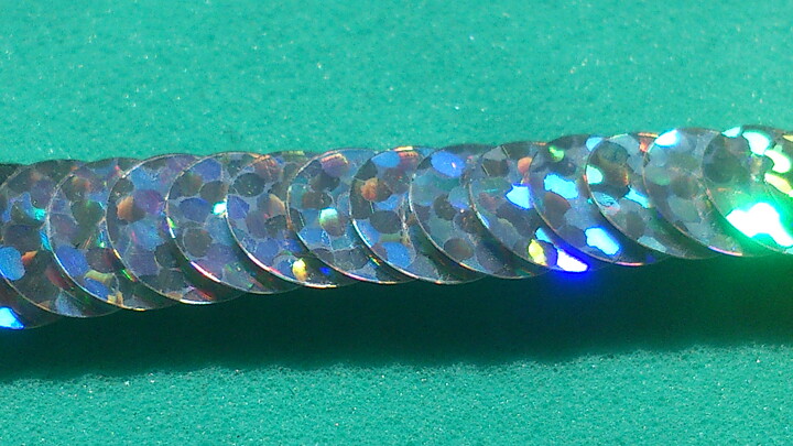 Silverfärgat stretchpaljettband 6 mm